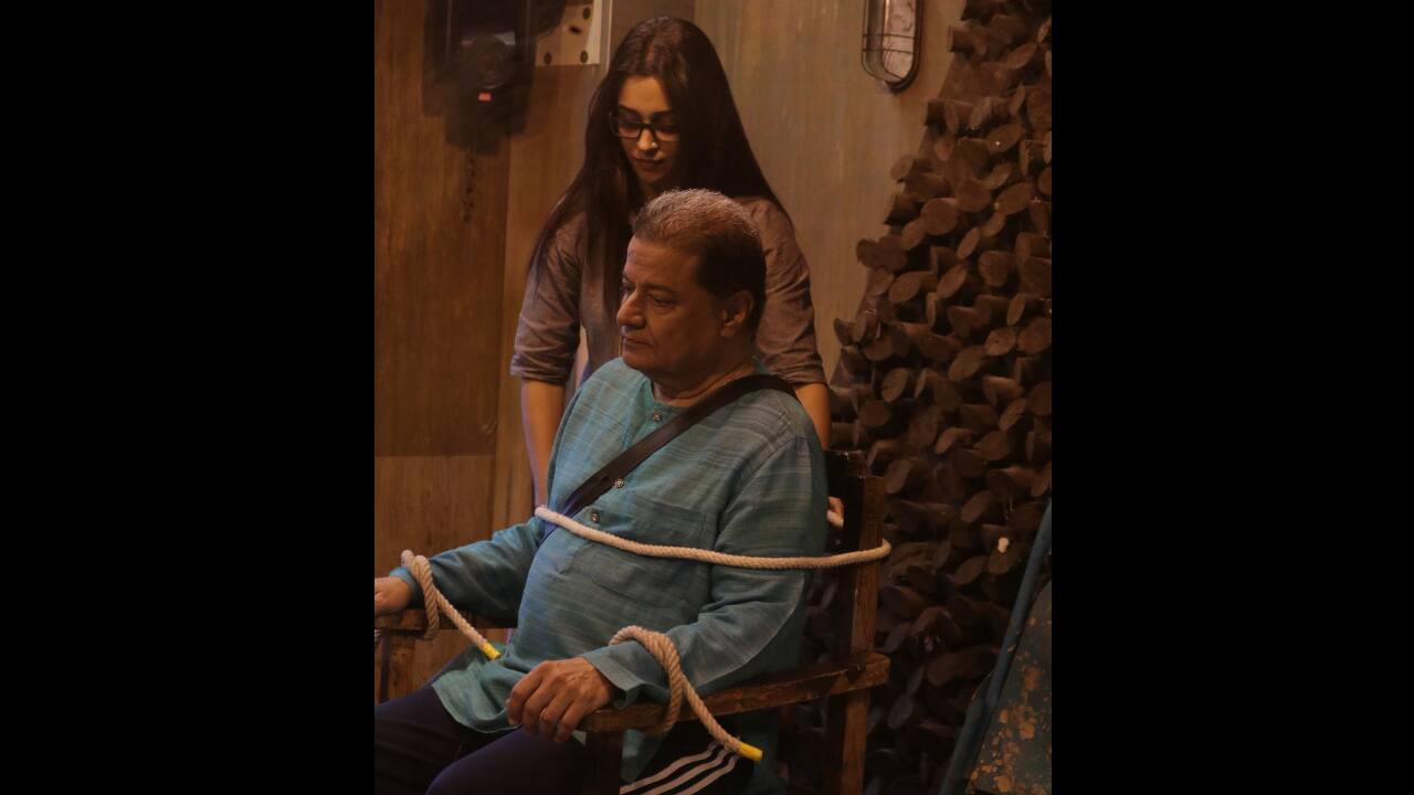 Anup Jalota held by Dipika for nomination task